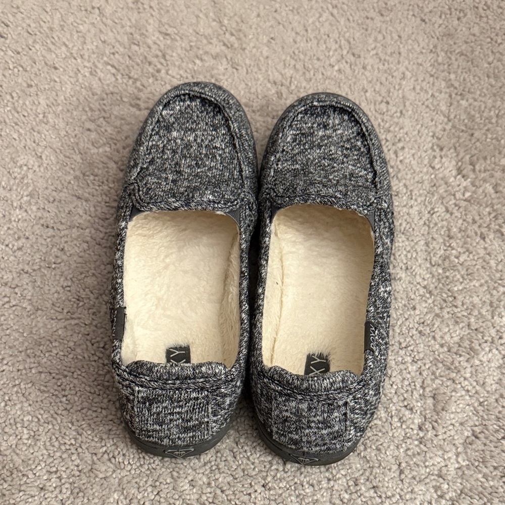 Roxy Minnow Women's Gray Slip-On Shoes with Sherpa Lining